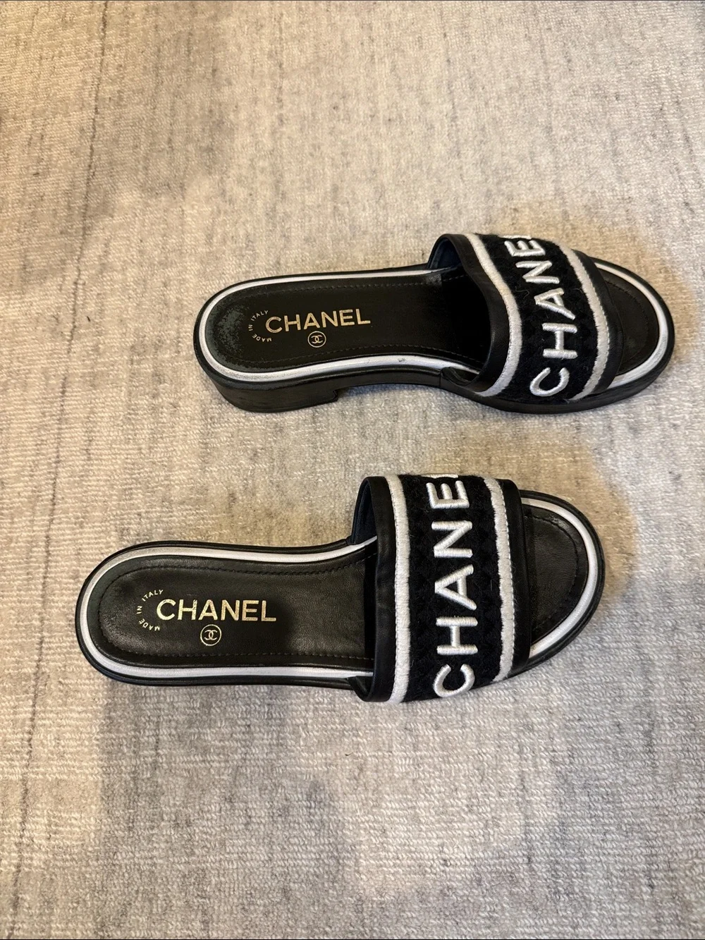 CHANEL slides bold